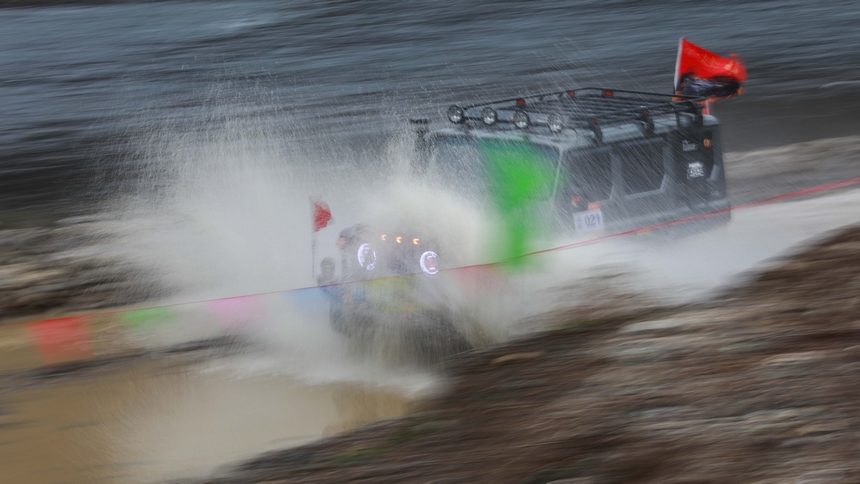 １月１日，越野車愛好者在貴州省黔東南州劍河縣開展越野車競技。