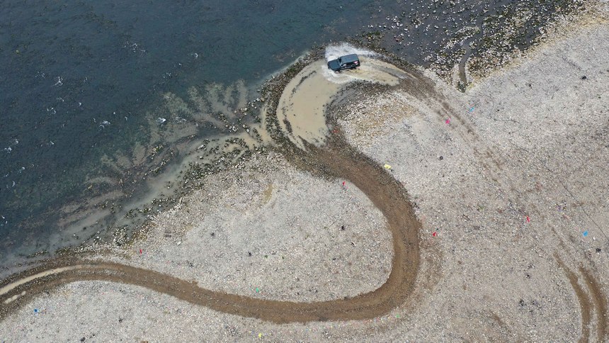 １月１日，越野車愛好者在貴州省黔東南州劍河縣開展越野車競技。