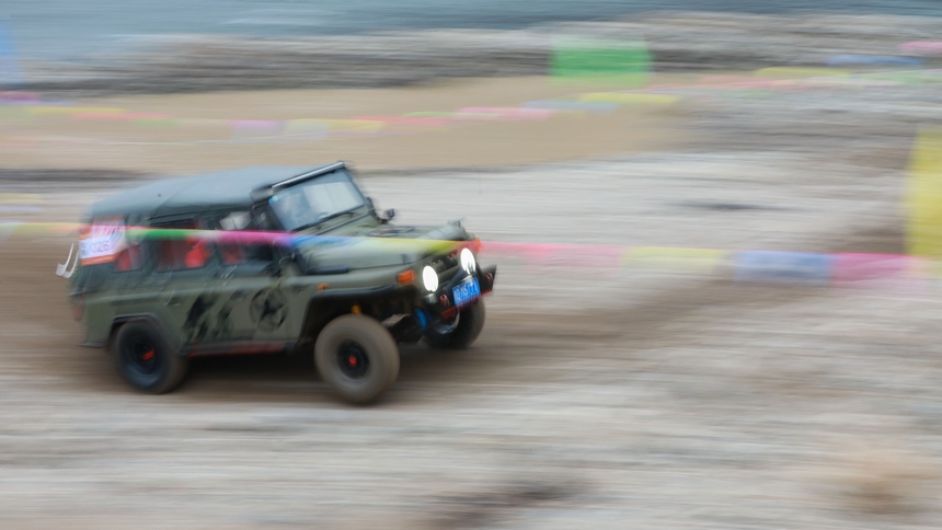 １月１日，越野車愛好者在貴州省黔東南州劍河縣開展越野車競技。
