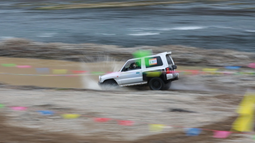 １月１日，越野車愛好者在貴州省黔東南州劍河縣開展越野車競技。