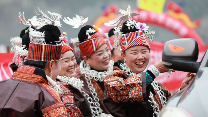 １月１日，在貴州省黔東南州劍河縣的越野車競技賽上，身著盛裝的村民獻上攔門酒 。