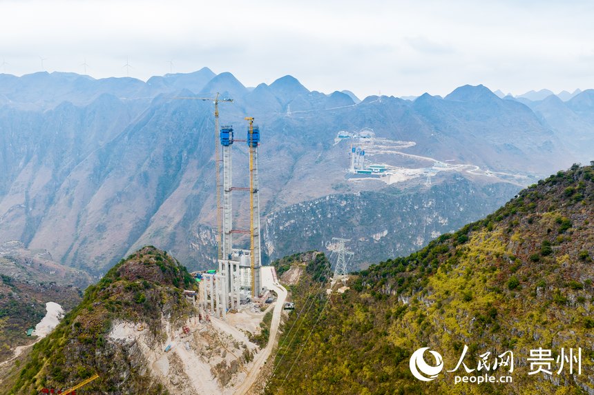 航拍六安高速花江峽谷大橋建設現場。人民網 涂敏攝