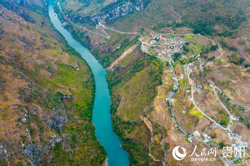 航拍花江大峽谷。人民網 涂敏攝