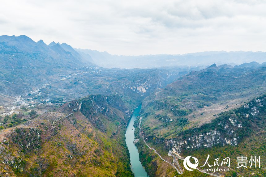 航拍花江大峽谷。人民網 涂敏攝