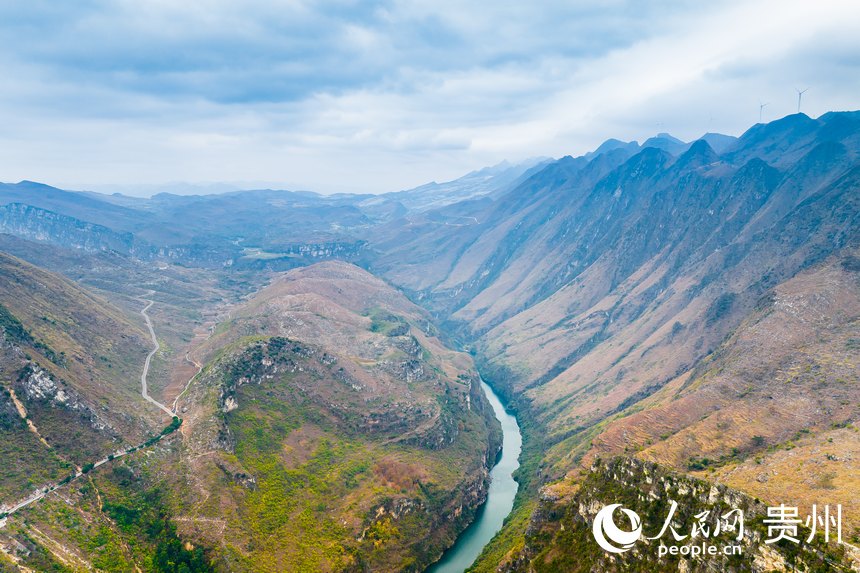 航拍花江大峽谷。人民網 涂敏攝