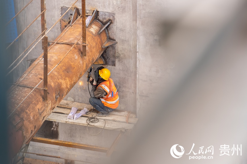 六安高速花江峽谷大橋施工現場,工人正在抓緊施工。人民網 涂敏攝