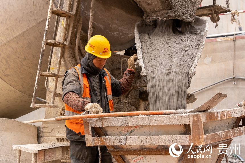 六安高速花江峽谷大橋施工現(xiàn)場,工人正在抓緊施工。人民網(wǎng) 涂敏攝