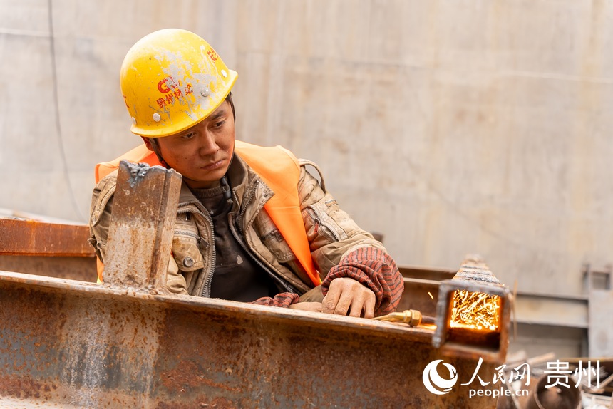 10 六安高速花江峽谷大橋施工現(xiàn)場,工人正在抓緊施工。人民網(wǎng) 涂敏 攝