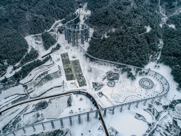 水城區(qū)千戶彝寨觀光小火車。聶康攝