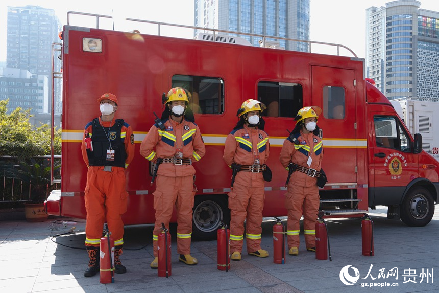 消防員在會場外保障工作。人民網 陽茜攝