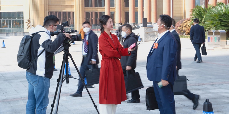 開幕會結束后委員在門口接受記者采訪。人民網 陽茜攝