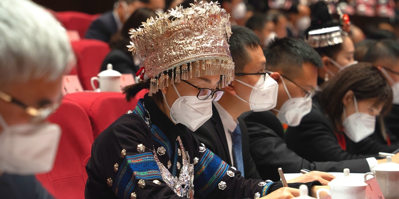 身著少數民族服飾的委員正在認真記錄。人民網 陽茜攝