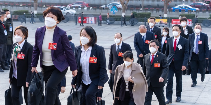 參會代表步入會場。人民網記者 涂敏攝