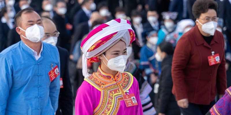 身著少數民族服裝的代表步入會場。 人民網記者 涂敏攝