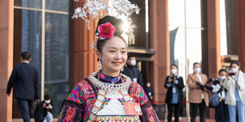 會前，參會代表接受媒體采訪。人民網記者 涂敏攝