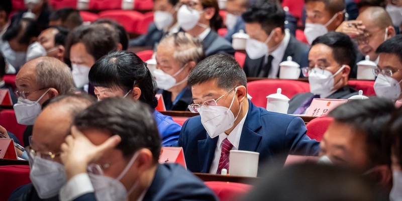 參會代表聽取政府工作報告。人民網記者 涂敏攝