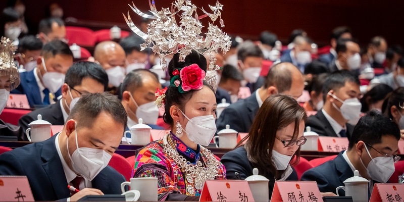 參會代表聽取政府工作報告。人民網記者 涂敏攝