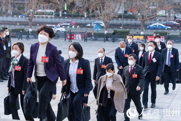 開幕式當天，來自各地、各行業的人大代表陸續走進會場。人民網 涂敏攝
