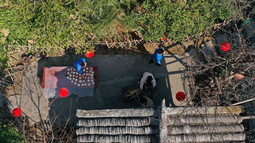 人們掛燈籠、打糍粑，歡歡喜喜迎新年。