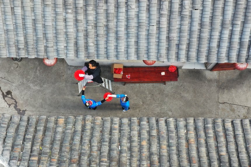 人們掛燈籠、打糍粑，歡歡喜喜迎新年。