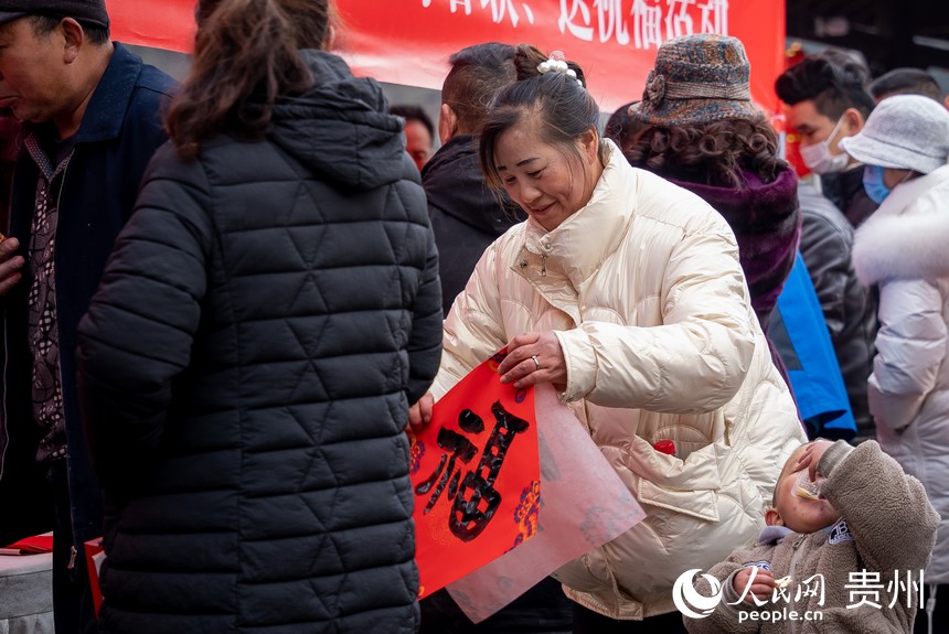 村民挑選心儀的“福”字。人民網 涂敏攝