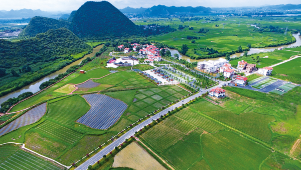 貴安新區平壩小河灣農村公路鏈接著千萬家。盧迪攝