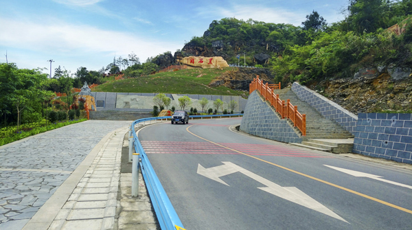 G210獨山至新寨公路黑石關愛國主義教育基地。韋志勝攝
