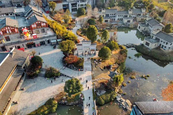 游人漫步青巖·尋坊。王曉攝影