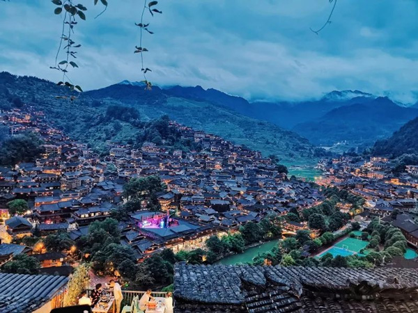 華燈初上的西江千戶苗寨。王曉攝影