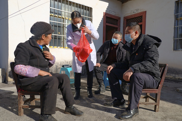 2023年1月13日，威寧自治縣么站鎮新飛社區村醫李仁英（左二）為村民夏秀支老人送藥。