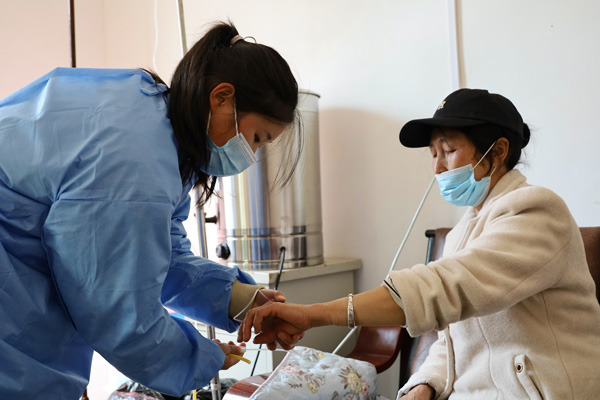 護士陳凱正在為村民輸液。