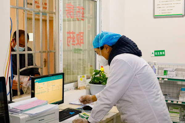 醫護人員余群華正在為村民開藥。