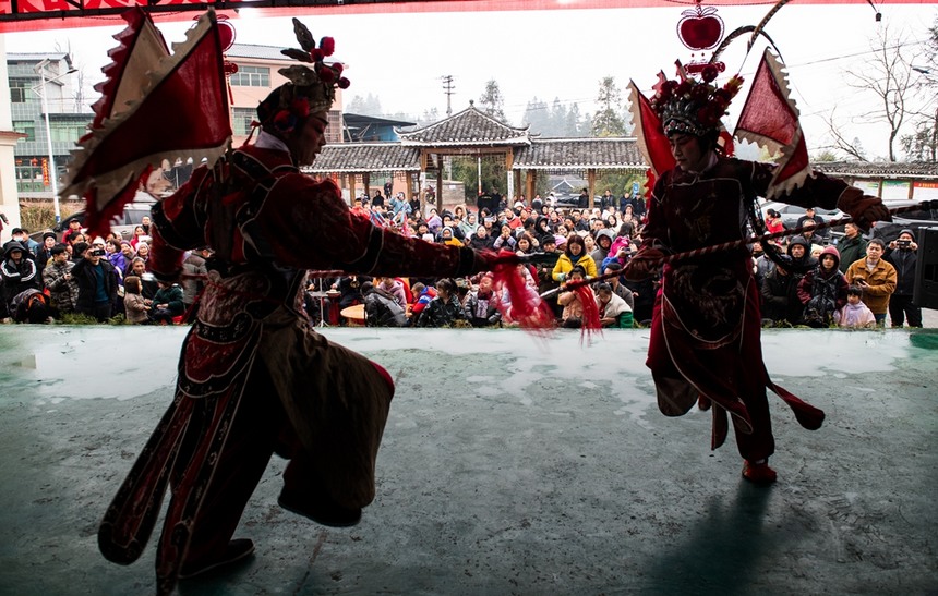 漢寨侗戲班演員在表演。