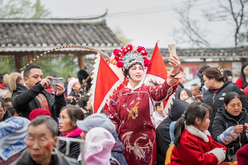 漢寨侗戲班演員在直播。