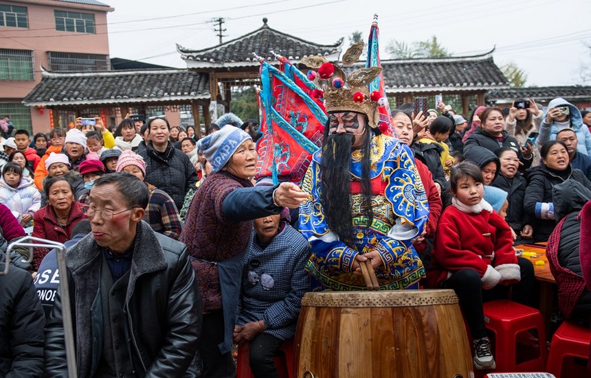 漢寨侗戲鼓樂師與觀眾。