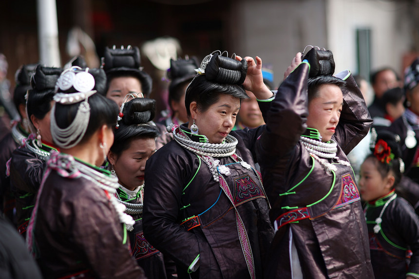 1月27日，身著節(jié)日盛裝的苗族村民參加慶新春活動。