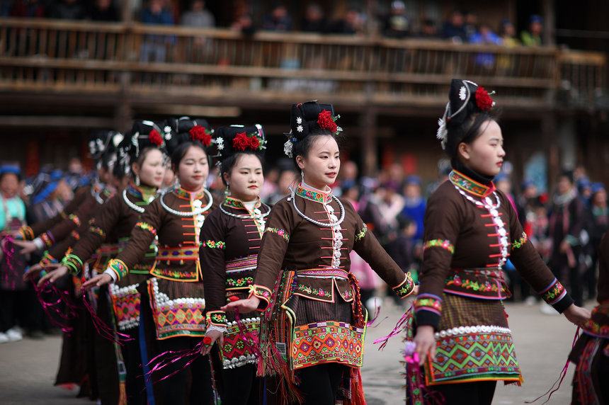 1月27日，盛裝打扮的苗族村民跳“苗族錦雞舞”。