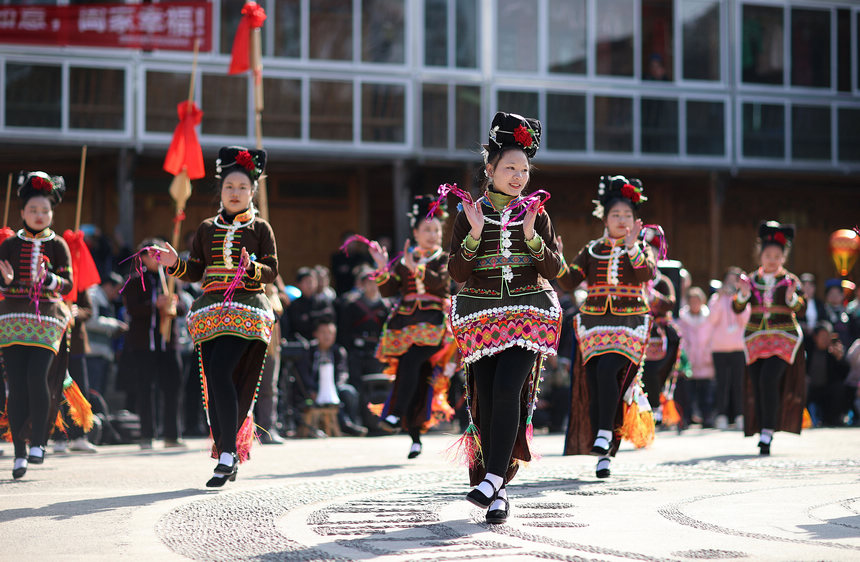 1月27日，盛裝打扮的苗族姑娘展示非遺舞蹈“苗族錦雞舞”。