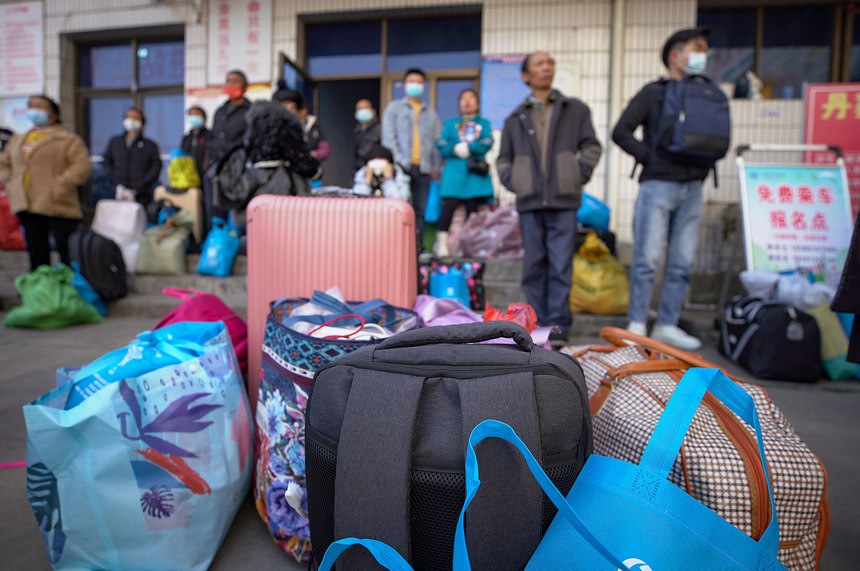 1月29日，返崗務工群眾在等待乘坐政府免費包車前往廣東省佛山市務工。