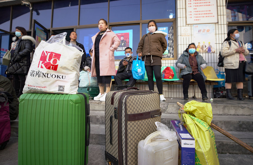 1月29日，返崗務工群眾在等待乘坐政府免費包車前往浙江省務工。