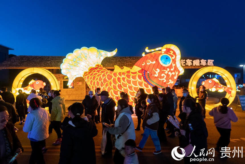 貴陽市白云區蓬萊仙界·蘑力小鎮首屆彩燈藝術節現場。人民網 涂敏攝