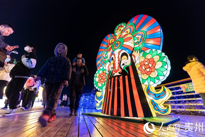 貴陽市白云區蓬萊仙界·蘑力小鎮首屆彩燈藝術節現場。人民網 涂敏攝