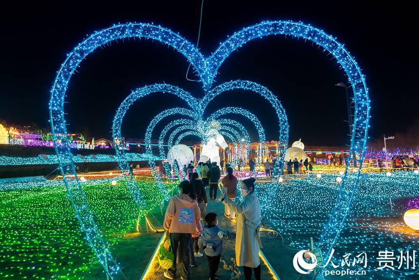 貴陽市白云區蓬萊仙界·蘑力小鎮首屆彩燈藝術節現場。人民網 涂敏攝