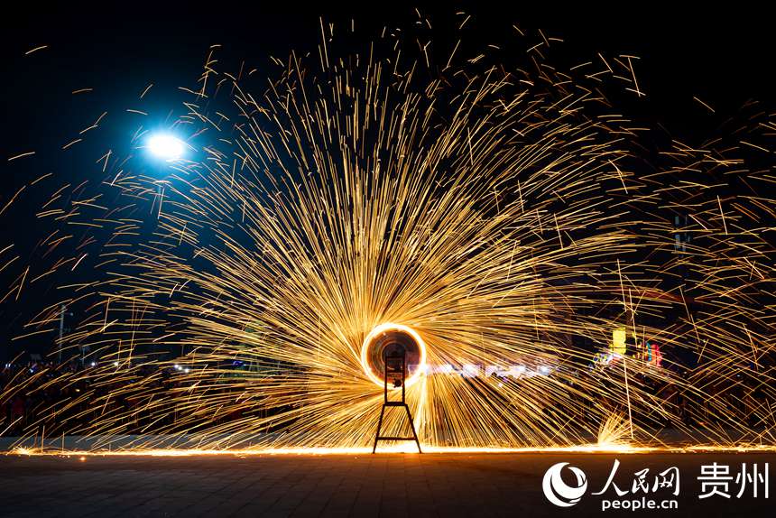 非物質文化遺產打鐵花表演。人民網 涂敏攝