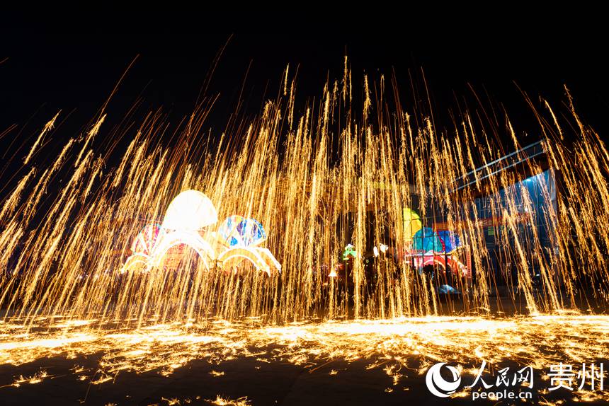 非物質文化遺產打鐵花表演。人民網 涂敏攝