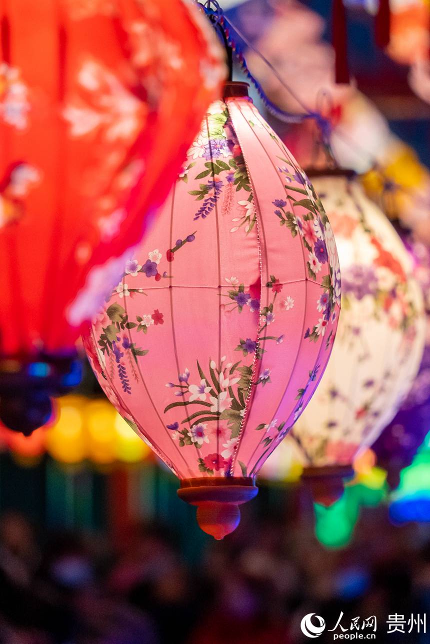 現場的彩燈。人民網 涂敏攝