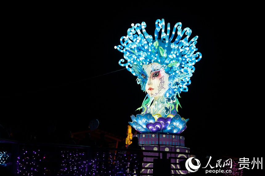 現(xiàn)場的彩燈。人民網(wǎng) 涂敏攝