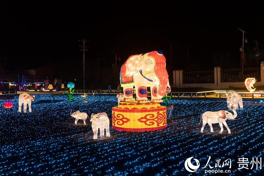 現(xiàn)場的彩燈。人民網 涂敏攝