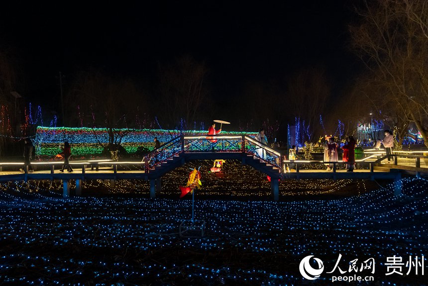 現場的彩燈。人民網 涂敏攝