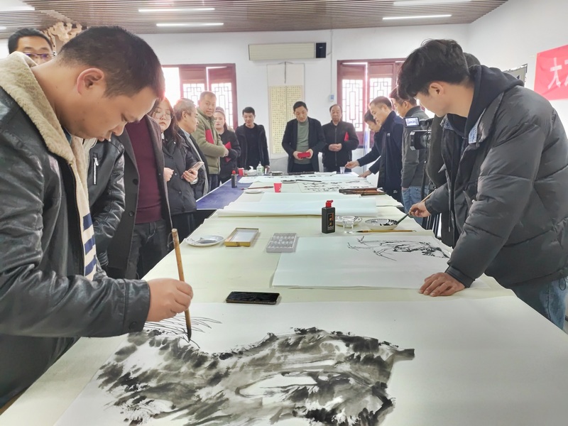 1月31日,貴州省大方縣新春書畫筆會(huì)現(xiàn)場,各位美術(shù)書法愛好者揮墨創(chuàng)作。(鐘歡 攝).jpg